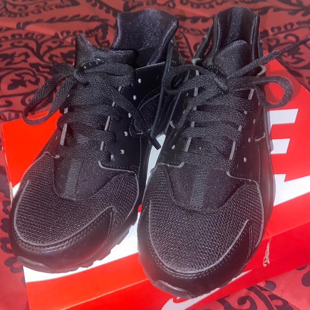 Big Kids Nikes 5.5 equivalent to Womens 7.5 and very comfortable.